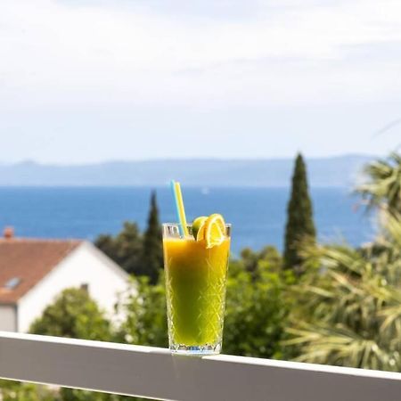 Holiday In Bol **** Yellow Exterior photo