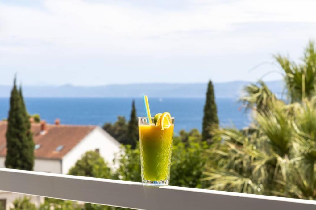 Holiday In Bol **** Yellow Exterior photo